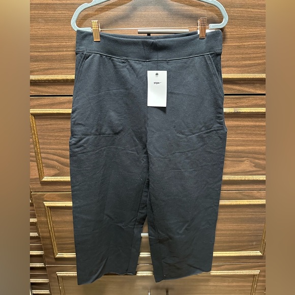 NWT Nike Yoga Luxe Capri Pants Size Small - Picture 1 of 5